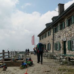 Südwandhütte am Dachstein.jpg