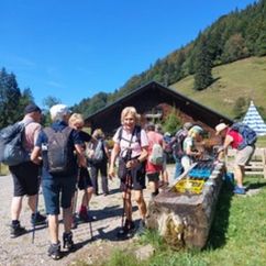 3 An der Ochsenschwandalpe locken gekühlte Getränke.jpg
