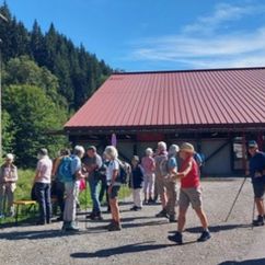 1 Start für die Lang. und Genusswanderer an der Talstation der Hochgratbahn.jpg
