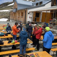 Materialkunde vor der Hütte.jpg