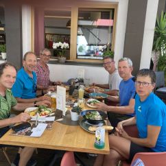 Nach einer gelungenen Tour Stärkung beim Mittagessen in Schladming vor der Heimreise.JPG