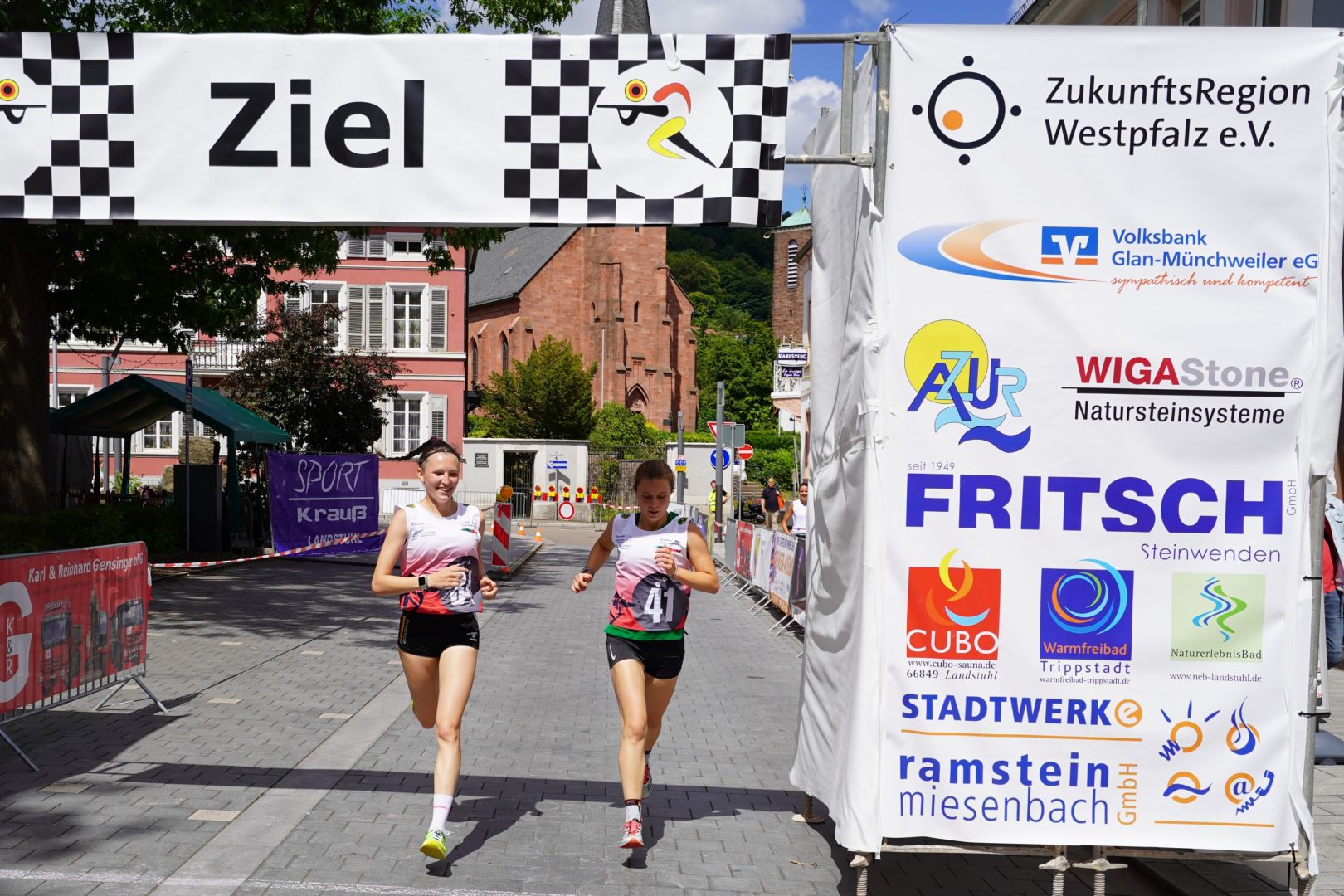 Madlen Guggenmos und Jana Landwehr laufen gemeinsam ins Ziel in Landstuhl ein. Foto: Dennis Hermle
